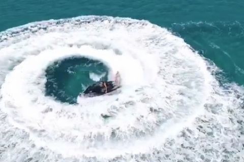 Τα τρομερά κόλπα του Κυργιάκου με το jet ski (VIDEO)