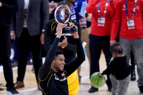 Ο Γιάννης Αντετοκούνμπο σηκώνει το βραβείο του MVP του All-Star Game στην Ατλάντα το 2021