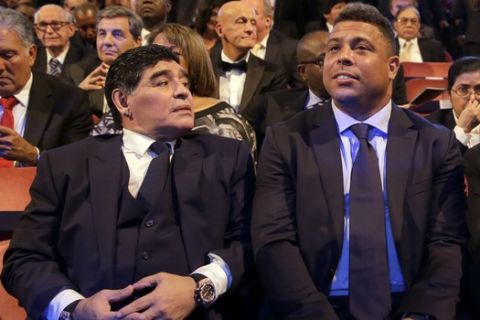 Ρονάλντο και Μαραντόνα σε τελετή απονομής βραβείων της FIFA το 2017