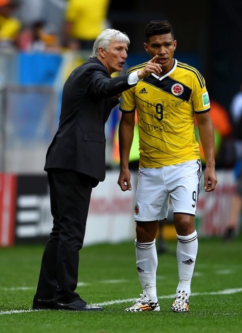 BRASILIA, BRAZIL - JUNE 19:  Head coach Jose Pekerman of Colombia speaks to Teofilo Gutierrez during the 2014 FIFA World Cup Brazil Group C match between Colombia and Cote D'Ivoire at Estadio Nacional on June 19, 2014 in Brasilia, Brazil.  (Photo by Christopher Lee/Getty Images)