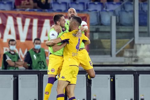Οι παίκτες της Φιορεντίνα πανηγυρίζουν γκξολ εις βάρος της Ρόμα σε ματς της Serie A | 22 Αυγούστου 2021