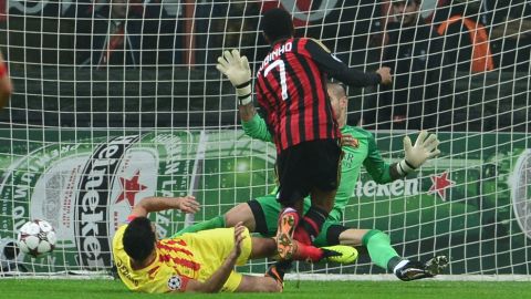 AC Milan's Brazilian forward Robinho (C) kicks and scores during the Champion's League football match AC Milan vs FC Barcelona, on October 22, 2013 in San Siro Stadium in Milan.  AFP PHOTO / GIUSEPPE CACACE        (Photo credit should read GIUSEPPE CACACE/AFP/Getty Images)