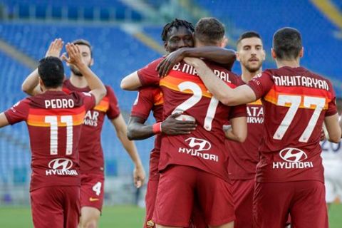 Οι παίκτες της Ρόμα πανηγυρίζουν γκολ που σημείωσαν κόντρα στην Κροτόνε για τη Serie A 2020-2021 στο "Ολίμπικο", Ρώμη | Κυριακή 9 Μαΐου 2021