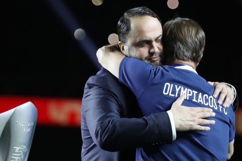 Η αγκαλιά του Πέδρο Μαρτίνς και του Βαγγέλη Μαρινάκη στη φιέστα της κατάκτησης του 47ου πρωταθλήματος.
