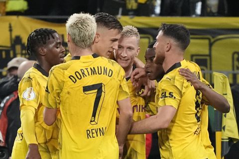 Οι παίκτες της Ντόρτμουντ πανηγυρίζουν γκολ που σημείωσαν κόντρα στη Χόφενχαϊμ για τη φάση των 32 του DFB-Pokal 2023-2024 στο "Ζίγκναλ Ιντούνα Παρκ", Ντόρτμουντ | Τετάρτη 1 Νοεμβρίου 2023