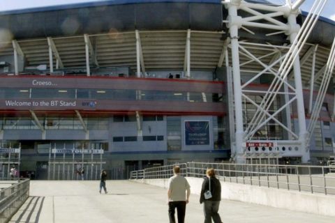 Das Millenium Stadion in der Stadt Cardiff in Wales am Freitag, dem 25. Maerz 2005 wo am Samstag die Begegnung der Fussball-EM Qualifikations Oesterreich gegen Wales stattfindet. (AP Photo/Ronald Zak)