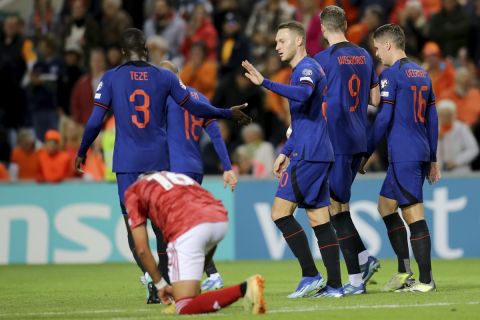 Οι παίκτες της Ολλανδίας πανηγυρίζουν γκολ που σημείωσαν κόντρα στο Γιβραλτάρ για τη φάση των προκριματικών ομίλων του Euro 2024 στο "Αλγκάρβε", Φάρο | Τρίτη 21 Νοεμβρίου 2023