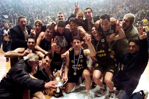 Οι παίκτες του Άρη πανηγυρίζουν την κατάκτηση του Κυπέλλου Ελλάδας το 1998