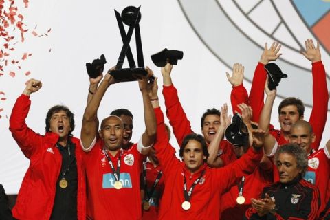 Benfica's players celebrate with their trophy after winning the Portuguese League Cup final against Pacos de Ferreiras at the Coimbra city stadium in Coimbra April 23, 2011. REUTERS/Rafael Marchante (PORTUGAL - Tags: SPORT SOCCER)