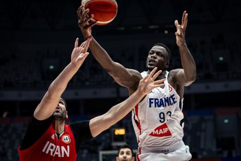 MundoBasket 2023, Γαλλία - Ιράν 82-55: Πήρε το παιχνίδι αγγαρείας η ομάδα του Κολέ