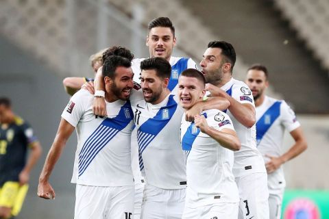 Οι παίκτες της Εθνικής Ελλάδας πανηγυρίζουν γκολ κόντρα στη Σουηδία
