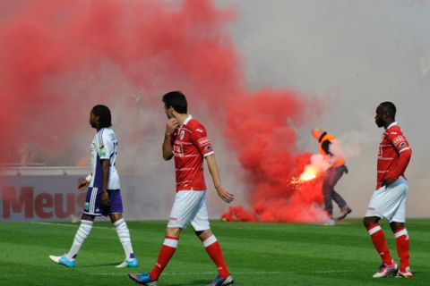 20121007 - LIEGE, BELGIUM: Standard's supporters react with smoke during the Jupiler Pro League match between Standard and RSC Anderlecht, in Liege, Sunday 07 October 2012, on the tenth day of the Belgian soccer championship. BELGA PHOTO JOHN THYS