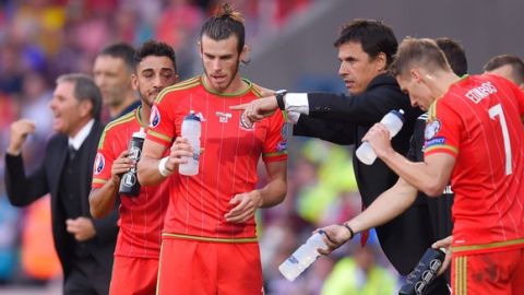 CARDIFF, WALES - SEPTEMBER 06:  Chris Coleman the manager of Wales speaks with Gareth Bale of Wales during the UEFA EURO 2016 group B qualifying match between Wales and Israel at Cardiff City Stadium on September 6, 2015 in Cardiff, United Kingdom.  (Photo by Stu Forster/Getty Images)