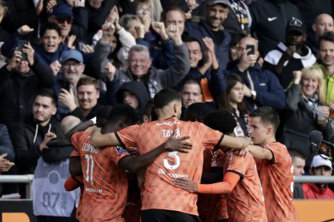 Οι παίκτες της Λοριάν πανηγυρίζουν γκολ στο Moustoir σε ματς κόντρα στην Παρί για τη Ligue 1