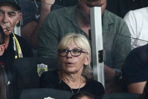 Η μητέρα του δολοφονημένου Μιχάλη Κατσούρη στις κερκίδες της OPAP Arena για την αναμέτρηση της ΑΕΚ με την Ντίναμο για τον 3ο προκριματικό γύρο του Champions League | Σάββατο 19 Αυγούστου 2023