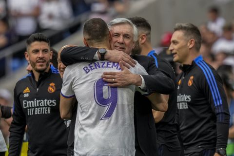 Ο προπονητής της Ρεάλ, Κάρλο Αντσελότι, και ο Καρίμ Μπενζεμά πανηγυρίζουν την κατάκτηση της La Liga 2021-2022 στο "Σαντιάγο Μπερναμπέου", Μαδρίτη | Σάββατο 30 Απριλίου 2022