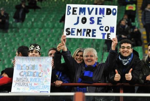 Foto IPP/Sabattini - Milano 20/02/2016 Calcio Campionato serie A 2015 2016, Inter - Sampdoria, nella foto i tifosi dell'inter salutano con dei striscioni e cartelli Jose' Mourinho