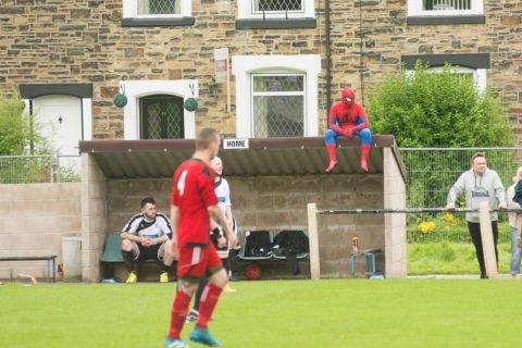 Ο Spiderman στον πάγκο της Ashington FC!