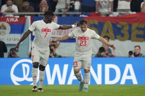 Ο Τζερντάν Σακίρι της Ελβετίας πανηγυρίζει γκολ που σημείωσε κόντρα στη Σερβία για τη φάση των ομίλων του Παγκοσμίου Κυπέλλου 2022 στο "Στάδιο 974", Ντόχα | Παρασκευή 2 Δεκεμβρίου 2022