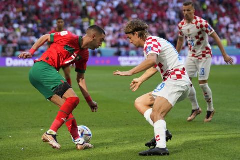 Ο Μπόρνα Σόσα μαρκάρει τον Χακίμ Ζίγιες στο παιχνίδι της Κροατίας με το Μαρόκο στο Μουντιάλ 2022