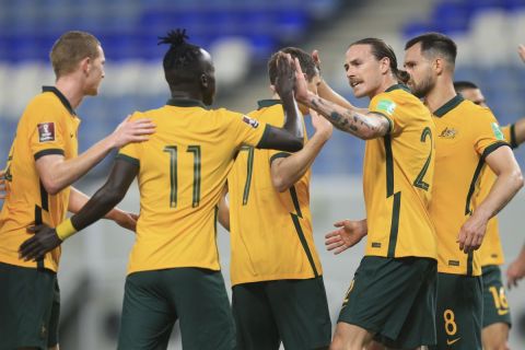 Οι παίκτες της Αυστραλίας πανηγυρίζουν το γκολ που πέτυχαν στο φιλικό με την Ιορδανία