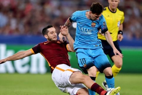 Roma's defender from Greece Kostas Manolas (L) tackles Barcelona's Argentinian forward Lionel Messi (R) during the UEFA Champions League football match between  AS Roma and FC Barcellona at Rome Olympic stadium, on September 16, 2015.  AFP PHOTO / ALBERTO PIZZOLI        (Photo credit should read ALBERTO PIZZOLI/AFP/Getty Images)