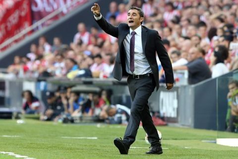 Athletic Bilbao's coach Ernesto Valverde reacts during the Spanish league football match Athletic Club Bilbao vs Granada FC at the San Mames stadium in Bilbao on September 20, 2014. Granada won 1-0.   AFP PHOTO/ CESAR MANSO        (Photo credit should read CESAR MANSO/AFP/Getty Images)