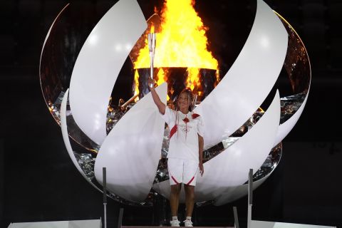 Η Ναόμι Οσάκα έχει μόλις ανάψει τον ολυμπιακό βωμό ως η τελευταία λαμπαδηδρόμος στην Τελετή Έναρξης