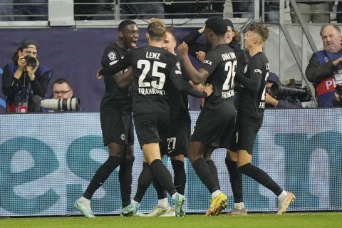 Ο παίκτες της Άιντραχτ πανηγυρίζουν γκολ που σημείωσαν κόντρα στη Μαρσέιγ για τη φάση των ομίλων του Champions League 2022-2023 στο "Ντόιτσε Μπανκ Παρκ", Φρανκφούρτη | Τετάρτη 26 Οκτωβρίου 2022