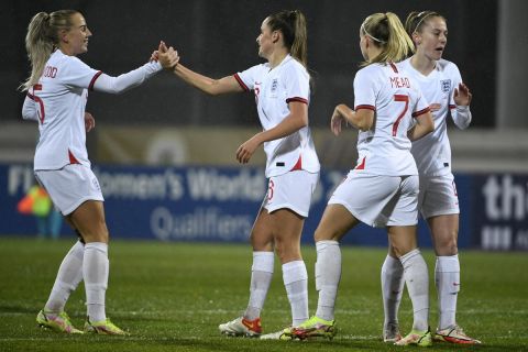 Οι παίκτριες της Εθνικής γυναικών της Αγγλίας πανηγυρίζουν τη νίκη επί της Λετονίας