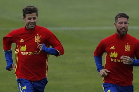 Spain's Gerard Pique, left, and Sergio Ramos attend a training session at the Sports Complex Marcel Gaillard in Saint Martin de Re in France, Tuesday, June 14, 2016. Spain will face against Turkey in a Euro 2016 Group D soccer match in Nice on Friday. (AP Photo/Manu Fernandez)