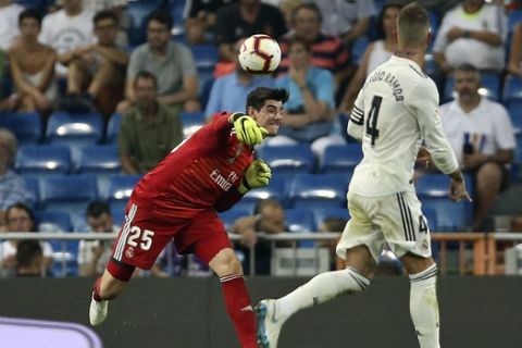 Real Madrid's goalkeeper Thibaut Courtois, left, throws the ball during the Spanish La Liga soccer match between Real Madrid and Leganes at the Santiago Bernabeu stadium in Madrid, Saturday, Sep. 1, 2018. (AP Photo/Andrea Comas)