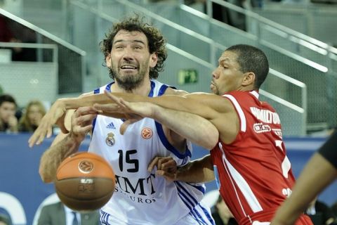 Real Madrid's forward Jorge Garbajosa (L) vies with Spirou Charleroi's guard Justin Hamilton (R) during the Euroleague basketball match Real Madrid vs Spirou Charleroi on December 23, 2010 at the Caja Magica hall in Madrid. AFP PHOTO/ PEDRO ARMESTRE (Photo credit should read PEDRO ARMESTRE/AFP/Getty Images)