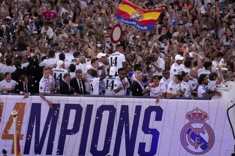 Οι παίκτες της Ρεάλ πανηγυρίζουν την κατάκτηση του 14ου Champions League μαζί με τους οπαδούς τους στην Μαδρίτη | 29 Μαΐου 2022