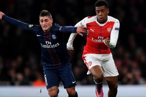LONDON, ENGLAND - NOVEMBER 23: Marco Verratti of PSG (L) and Alex Iwobi of Arsenal (R) battle for possession during the UEFA Champions League Group A match between Arsenal FC and Paris Saint-Germain at the Emirates Stadium on November 23, 2016 in London, England.  (Photo by Shaun Botterill/Getty Images)