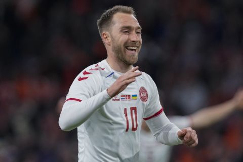 Ο Κρίστιαν Έρικσεν πανηγυρίζει γκολ στο Δανία - Ολλανδία