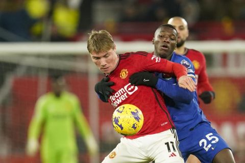Manchester United's Rasmus Hojlund, left, duels for the ball with Chelsea's Moises Caicedo during the English Premier League soccer match between Manchester United and Chelsea at Old Trafford stadium in Manchester, England, Wednesday, Dec. 6, 2023. (AP Photo/Dave Thompson)
