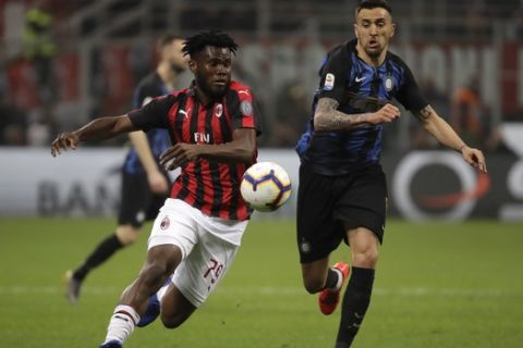 AC Milan's Franck Kessie, left, fights for the ball with Inter Milan's Matias Vecino during a Serie A soccer match between AC Milan and Inter Milan, at the San Siro stadium in Milan, Italy, Sunday, March 17, 2019. (AP Photo/Luca Bruno)