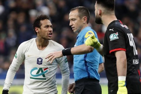 PSG's Neymar, left, argues with Rennes' goalkeeper Tomas Koubek, right, during the French Cup soccer final between Rennes and Paris Saint Germain at the Stade de France stadium in Saint-Denis, outside Paris, France, Saturday, April 27, 2019. (AP Photo/Thibault Camus)