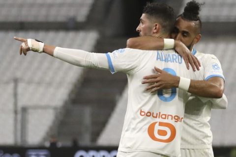 Οι Άλβαρο Γκονθάθεθ και Ντιμιτρί Παγέτ πανηγυρίζουν γκολ της Μαρσέιγ κόντρα στην Ντιζόν σε ματς της Ligue 1