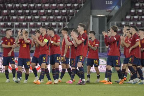 Οι παίκτες της Ισπανίας πανηγυρίζουν την πρόκρισή τους στα ημιτελικά του Euro 2023 U21 κόντρα στην Ελβετία