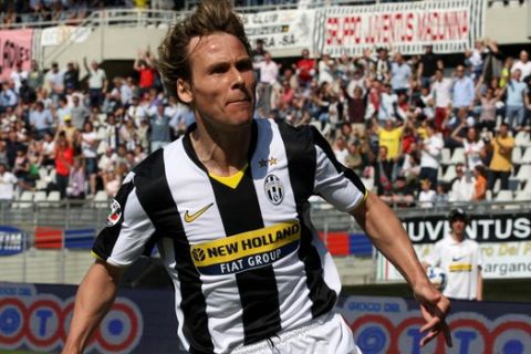 Juventus Czech midfielder Pavel Nedved celebrates after scoring during the Serie A soccer match between  Juventus and Lecce  at the  Olympic Stadium in Turin, Sunday,  May 3,  2009. (AP Photo/Alberto Ramella)