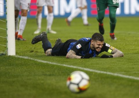 Inter Milan's Mauro Icardi grimaces as he misses a chance to score at the last minute during an Italian Serie A soccer match between AC Milan and Inter Milan, at the San Siro stadium in Milan, Italy, Wednesday, April 4, 2018. (AP Photo/Antonio Calanni)
