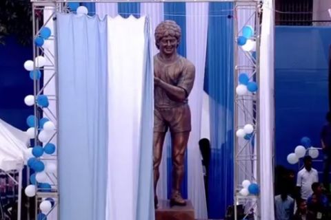 Το άγαλμα του Μαραντόνα στην Ινδία είναι... τρομακτικό