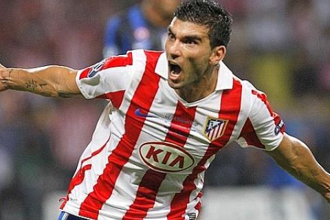 Atletico Madrid's Jose Antonio Reyes celebrates after scoring against Inter Milan during their European Super Cup soccer match at Louis II stadium in Monaco,  August 27, 2010. REUTERS/Philippe Laurenson  (FRANCE - Tags: SPORT SOCCER)