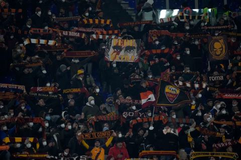 Φίλαθλοι της Ρόμα σε στιγμιότυπο της αναμέτρησης με τη Γιουβέντους για τη Serie A 2021-2022 στο "Ολίμπικο", Ρώμη | Κυριακή 9 Ιανουαρίου 2022