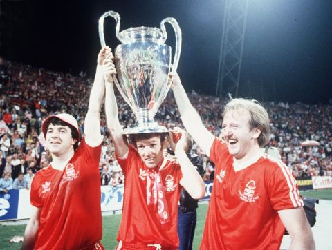 Τζον Ρόμπερτσον (αριστερά), Ιαν Μπόγερ και Κένι Μπαρνς πανηγυρίζουν το πρώτο ευρωπαϊκό τρόπαιο της Νότιγχαμ, μετά το 1-0 επί της Μάλμοε το 1979 στο Μόναχο