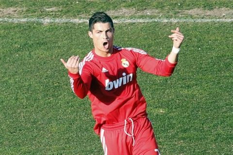 Real Madrid's Cristiano Ronaldo celebrates after scoring a goal against Rayo Vallecano during their Spanish first division soccer match at Vallecas stadium in Madrid February 26, 2012.  REUTERS/Sergio Perez  (SPAIN - Tags: SPORT SOCCER)
