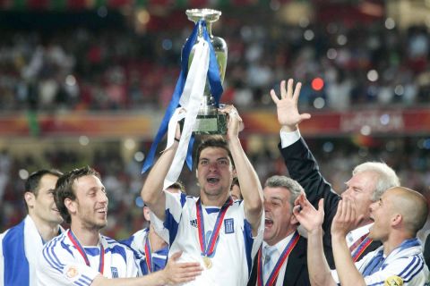 Ο Χαριστέας σηκώνει την κούπα του Euro 2004