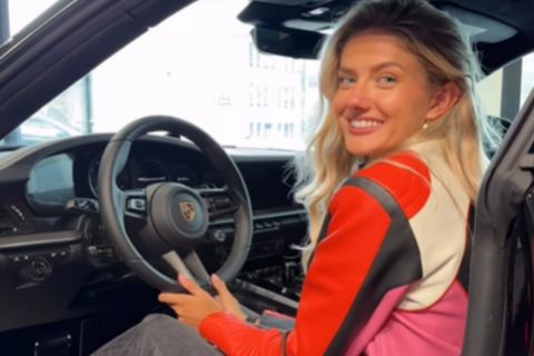 Η σταρ του στίβου, Αλίσα Σμιντ, αλλάζει το ταρτάν με την πίστα αγώνων, οδηγεί Porsche και εκστασιάζεται